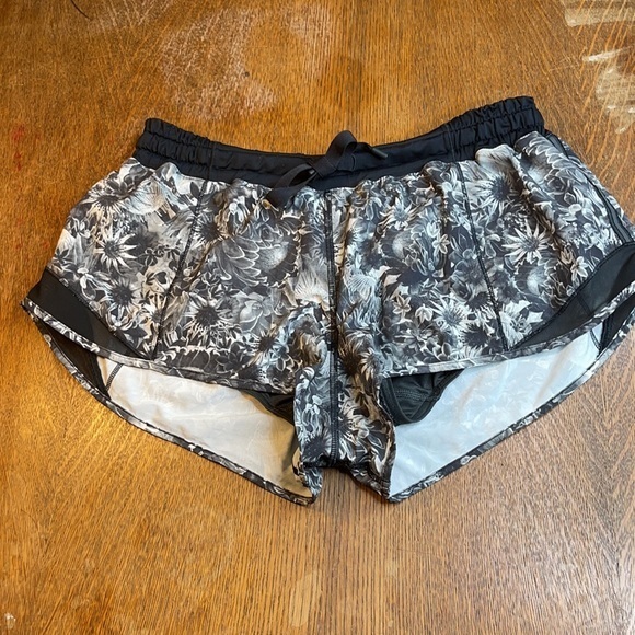 Lululemon Hotty Hot Short Flowabunga Black Angel Wing Size 10 - Picture 2 of 12